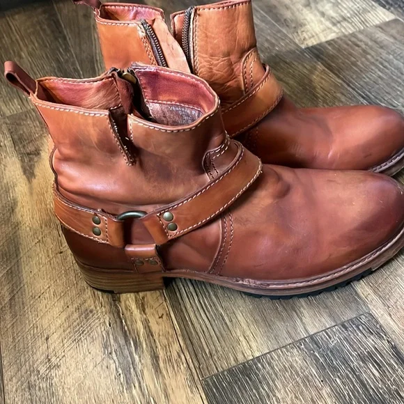 Women’s Brown Leather Boots - Picture 2 of 7